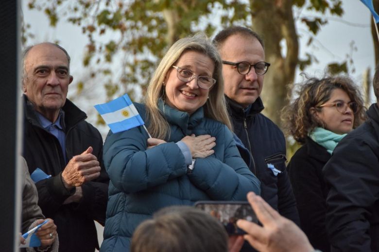 Nazario cerró su campaña con una importante convocatoria en la plaza Alberdi