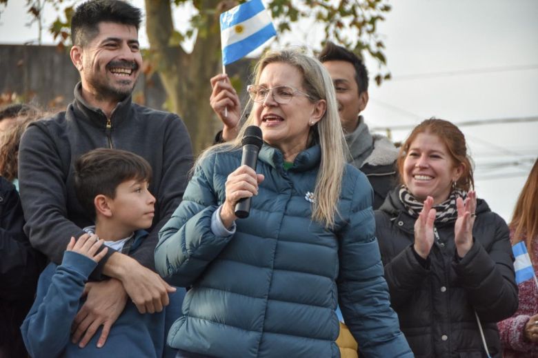 Nazario cerró su campaña con una importante convocatoria en la plaza Alberdi