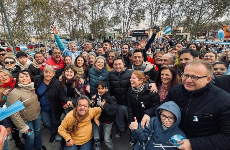 Nazario cerró su campaña con una importante convocatoria en la plaza Alberdi