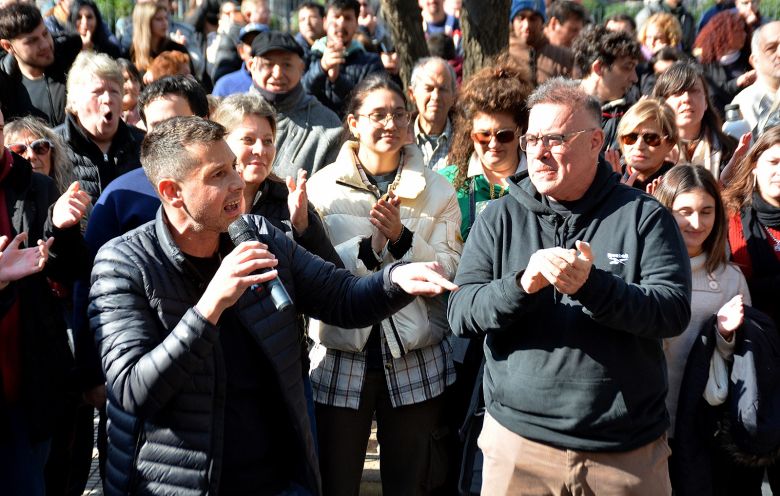 Con un importante acompañamiento, Parodi cerró su campaña en la plaza Roca