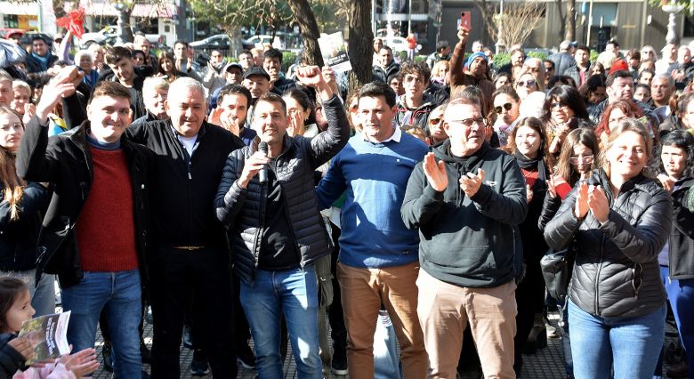 Con un importante acompañamiento, Parodi cerró su campaña en la plaza Roca