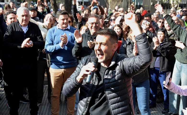 Con un importante acompañamiento, Parodi cerró su campaña en la plaza Roca