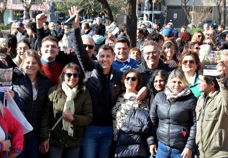 Con un importante acompañamiento, Parodi cerró su campaña en la plaza Roca