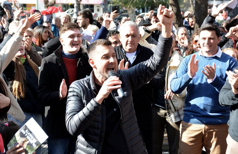 Con un importante acompañamiento, Parodi cerró su campaña en la plaza Roca