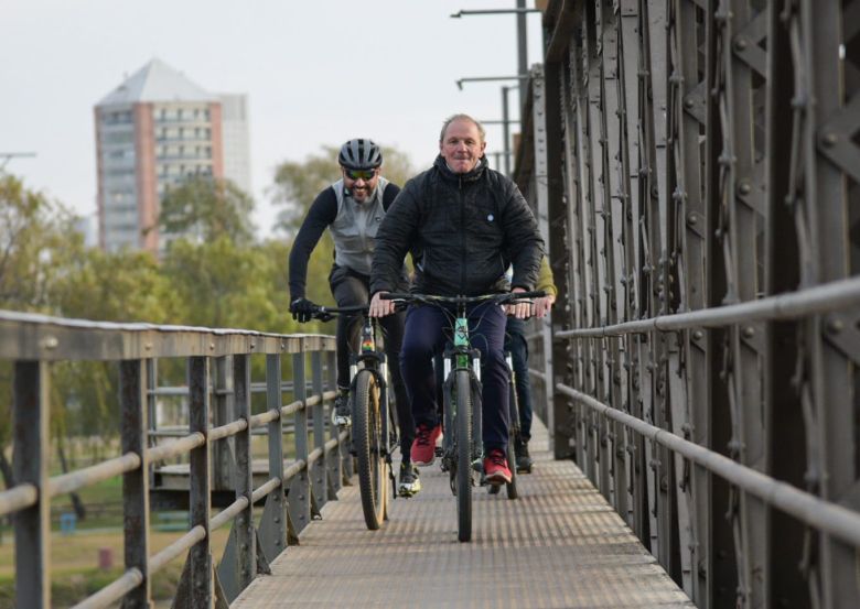 De Rivas cerró su campaña con una bicicleteada por las calles de la ciudad