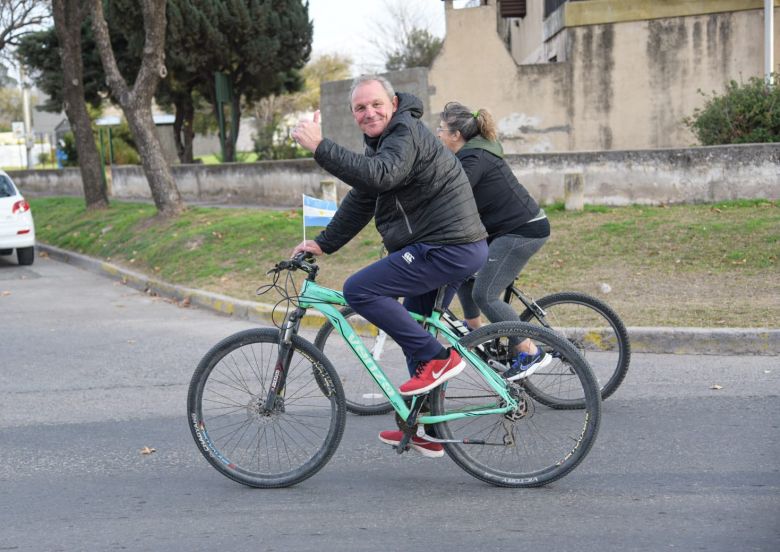 De Rivas cerró su campaña con una bicicleteada por las calles de la ciudad