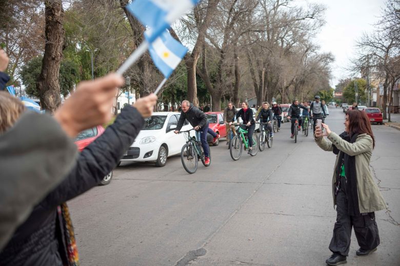 De Rivas cerró su campaña con una bicicleteada por las calles de la ciudad