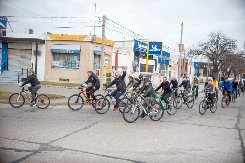 De Rivas cerró su campaña con una bicicleteada por las calles de la ciudad