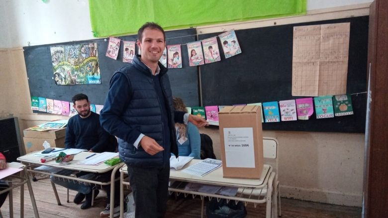 Forlani, el primero de los candidatos, ya emitió su voto en el colegio Normal