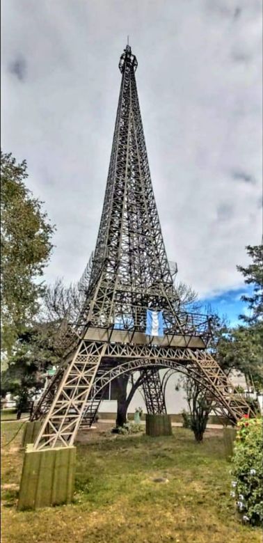 La Torre Eiffel, en el patio de su casa