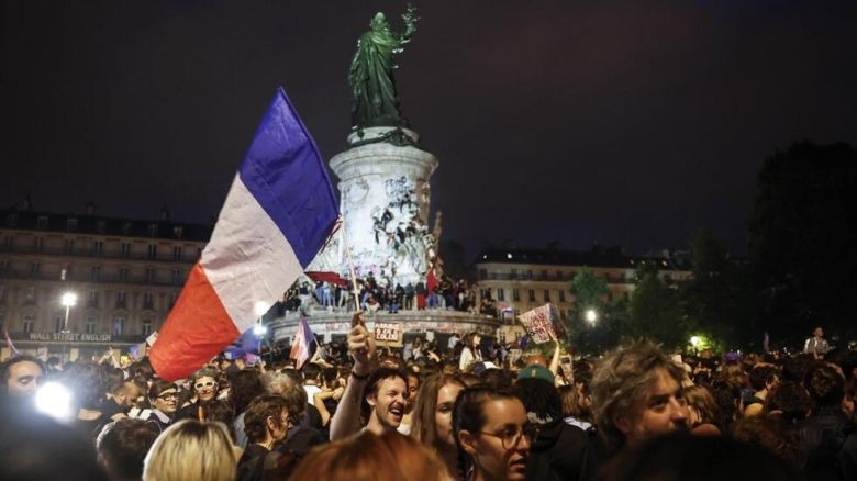 ​La izquierda francesa frenó a la ultraderecha
