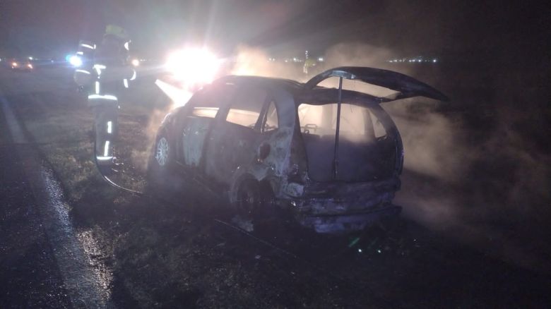 Un auto se incendió por completo en Holmberg