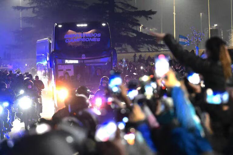 La selección argentina regresó al país: el plantel fue recibido por miles de hinchas y luego entró en el predio de Ezeiza
