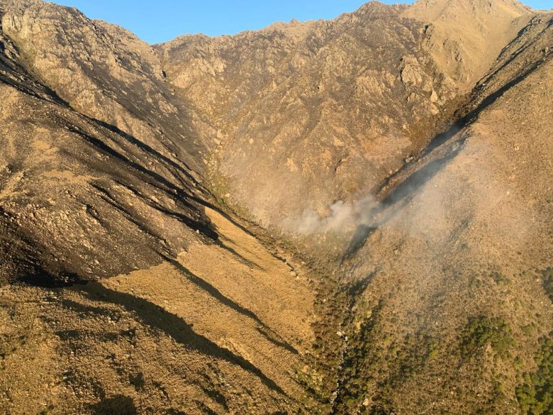 El incendio en la zona del Cerro Champaquí está contenido, con perímetros inestables
