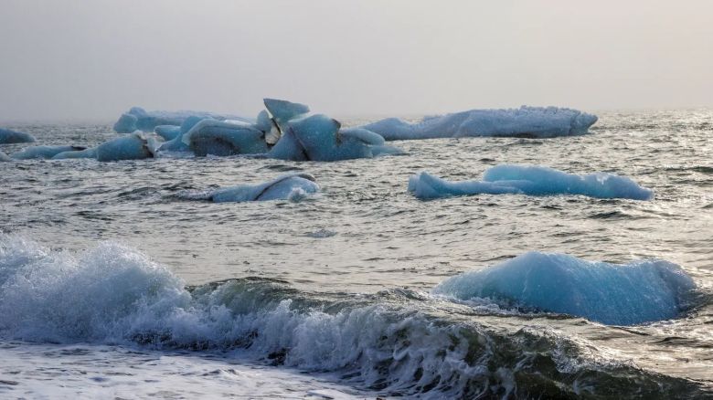 Las olas del mar se congelaron