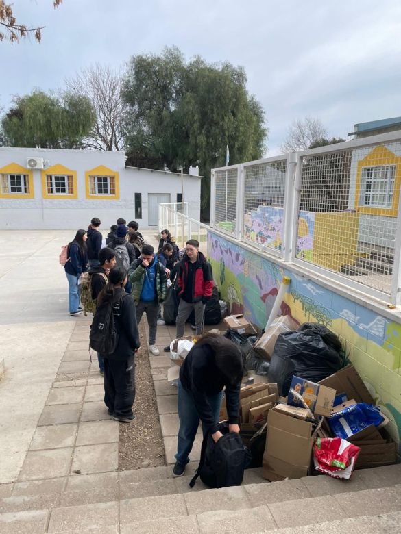 Estudiantes secundarios premiados por la Municipalidad de Merlo por juntar residuos para reciclar