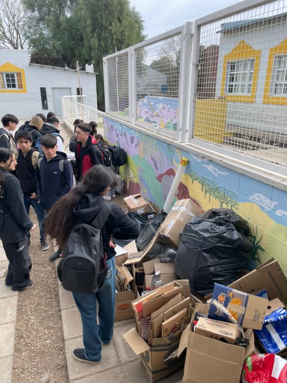 Estudiantes secundarios premiados por la Municipalidad de Merlo por juntar residuos para reciclar