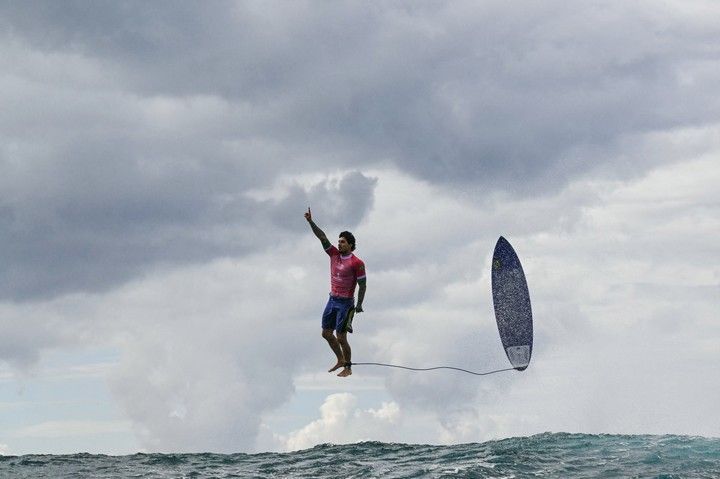  Gabriel Medina roza la perfección del surf en Paris 2024