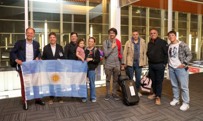 Volvieron al país los diplomáticos argentinos expulsados de Venezuela