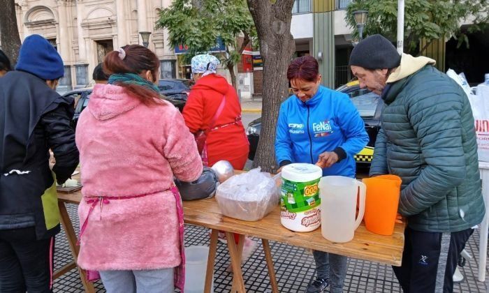 Protestan, con una olla popular, que en Río Cuarto hay gente que sólo come en merenderos o comedores 