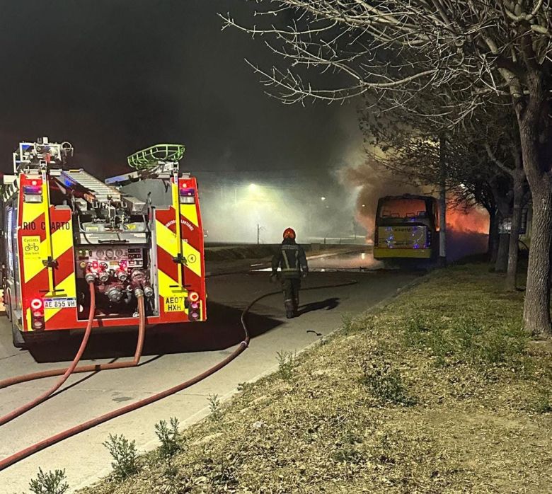 Bomberos sofocaron el incendio de un colectivo 