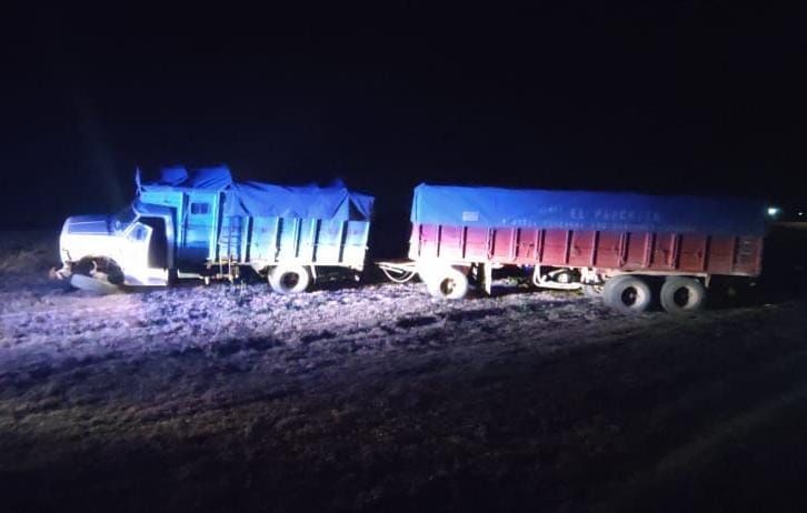 Choque impactante entre un camión y una camioneta 