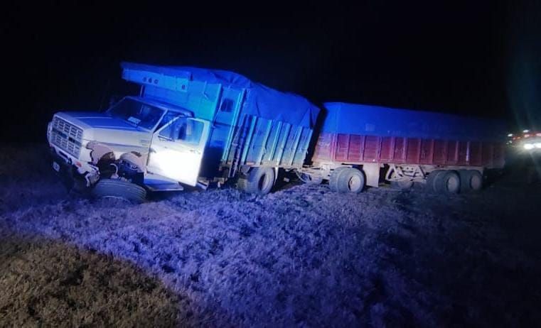 Choque impactante entre un camión y una camioneta 