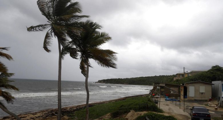 Por la tormenta tropical Ernesto, Puerto Rico cancela clases y activa la guardia nacional.