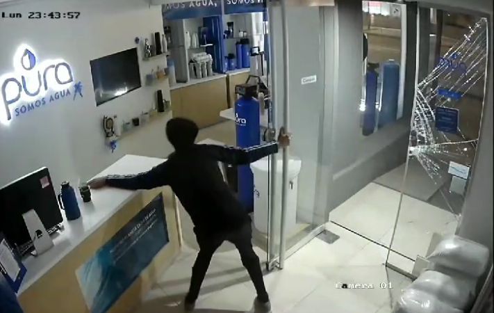 Por un celular rompió la puerta de un local comercial 