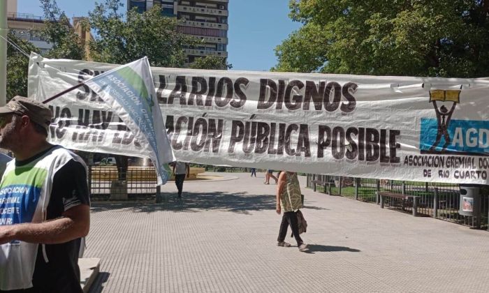  Con clases públicas continúa el paro de los profesores de la universidad