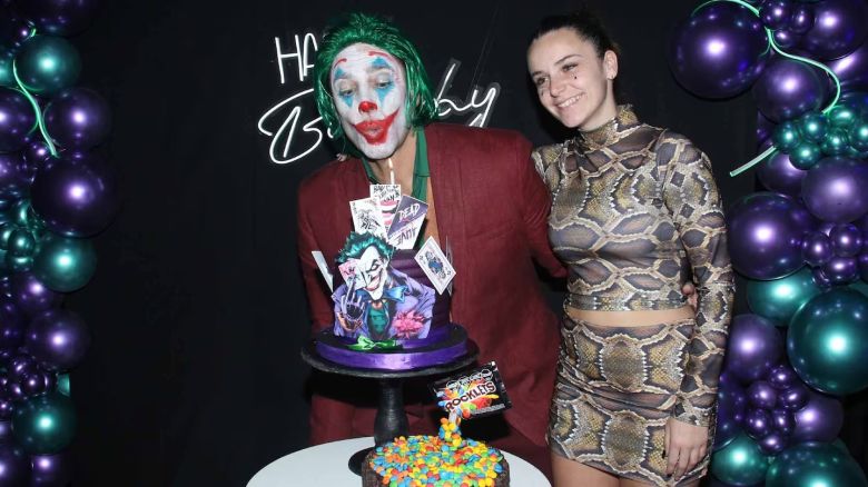 Las fotos del peculiar cumpleaños de Matías Alé: disfraz de Joker, tortas temáticas y pistola de dólares