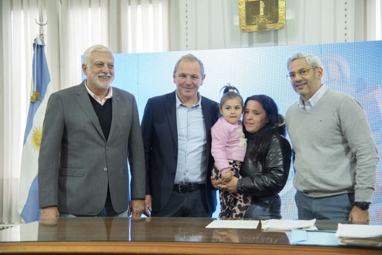 De Rivas encabezó la firma de  escrituras para 33 familias de la ciudad 