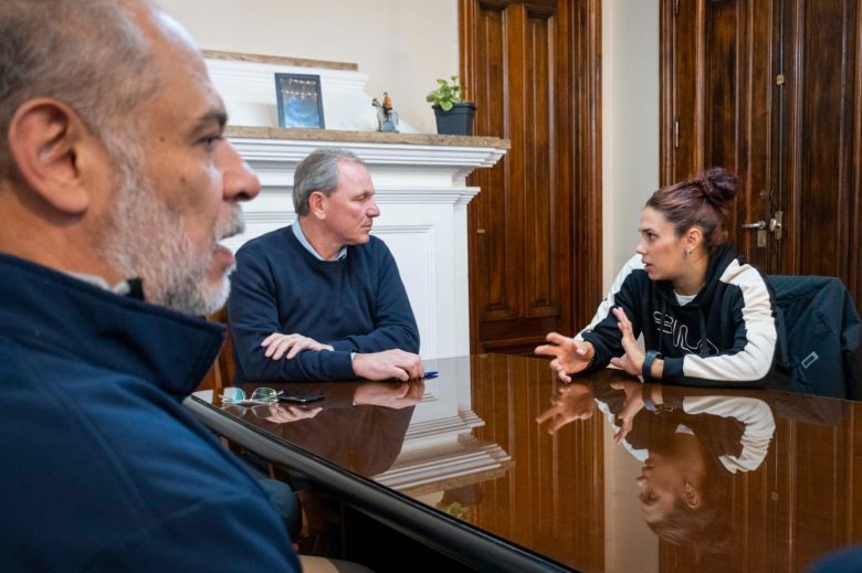 De Rivas recibió a la nadadora olímpica Macarena Ceballos 