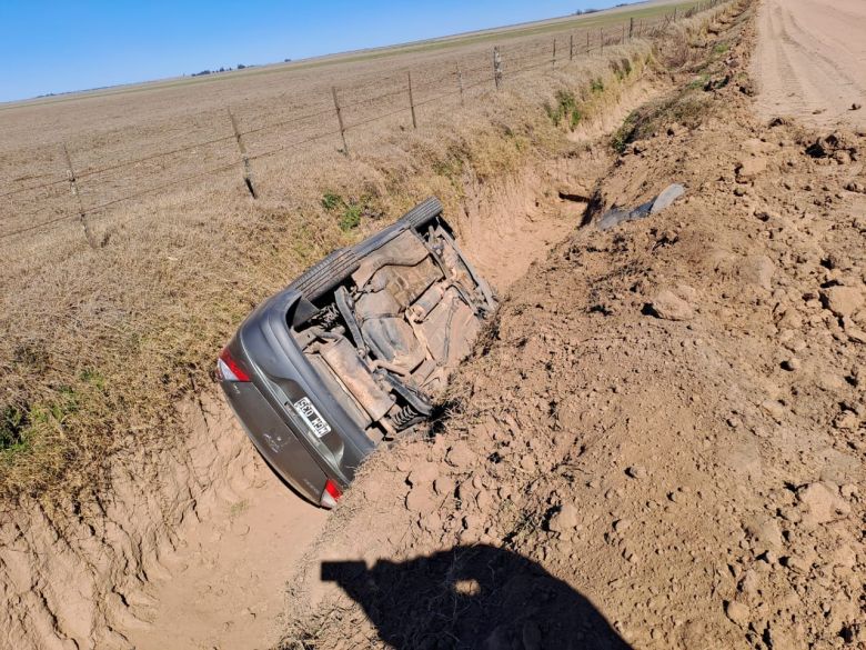 Un automóvil despistó y volcó en Las Acequias 