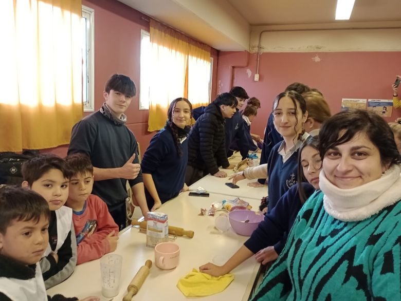 En el Día Mundial de la Solidaridad, la escuela Teresa de Calcuta entregó 150 desayunos a merenderos de la ciudad