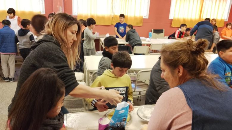 En el Día Mundial de la Solidaridad, la escuela Teresa de Calcuta entregó 150 desayunos a merenderos de la ciudad