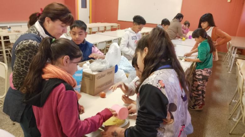 En el Día Mundial de la Solidaridad, la escuela Teresa de Calcuta entregó 150 desayunos a merenderos de la ciudad