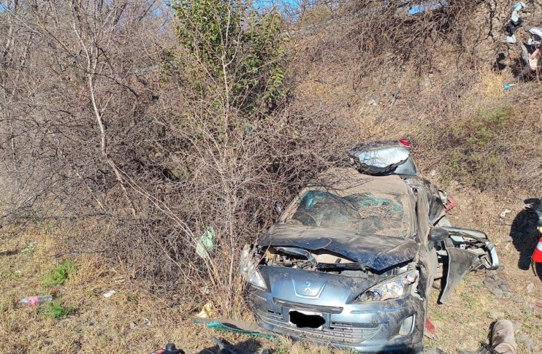 Trágico vuelco de un auto en la autopista a Carlos Paz: murió una nena y hay dos chicos y una mujer internados