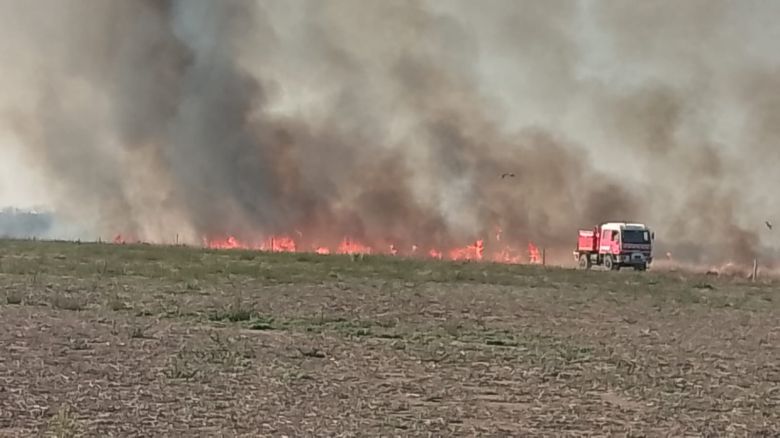 Bomberos de Río Cuarto trabajaron en un frente de fuego en Tres Acequias