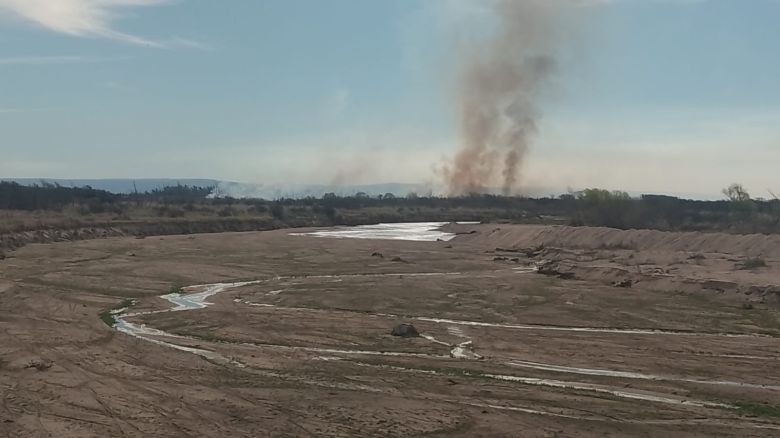 Bomberos de Río Cuarto trabajaron en un frente de fuego en Tres Acequias