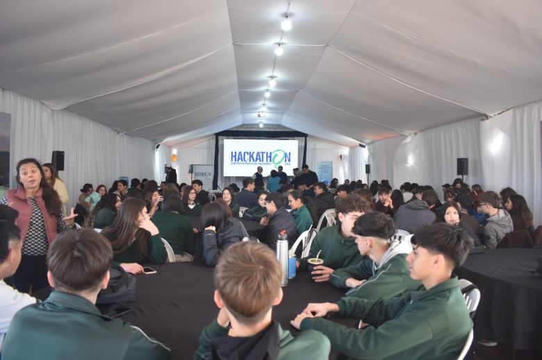 Masiva participación de estudiantes en el Hackathon