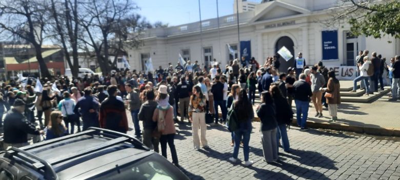 Universitarios se manifestaron frente al Concejo Deliberante