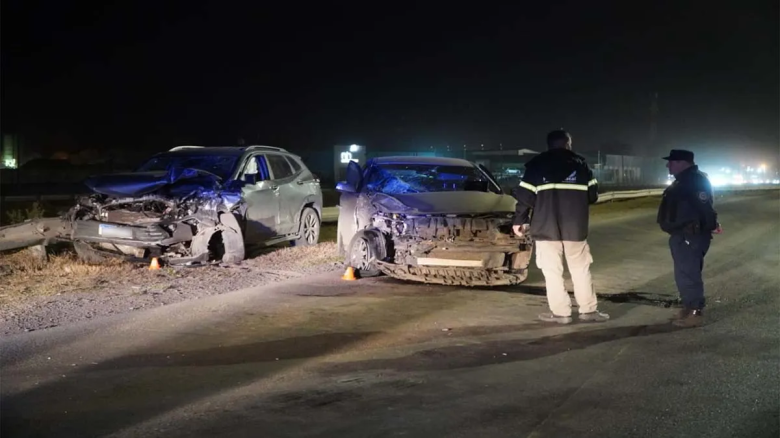 Choque entre dos autos en la A005