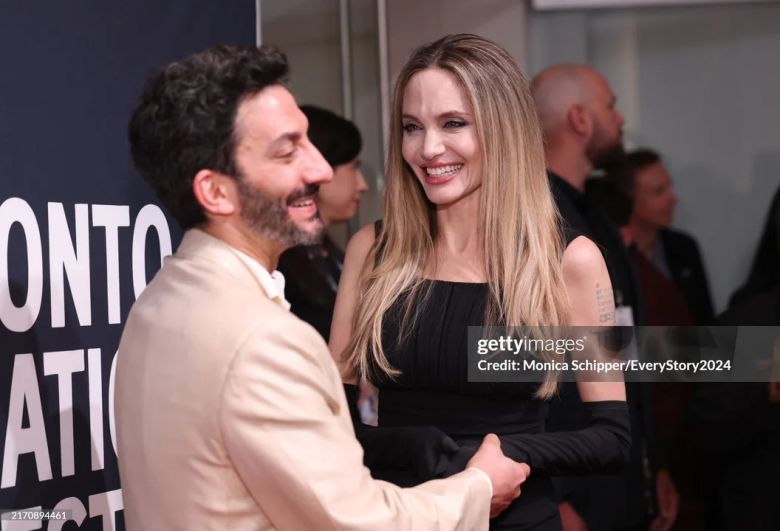 Angelina Jolie y Juan Minujín en el estreno de "Sin sangre"