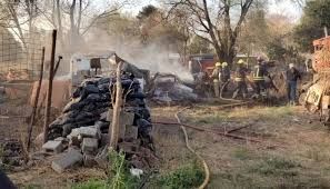 Siete vehículos destruidos en un incendio en un desarmadero de Villa Nueva