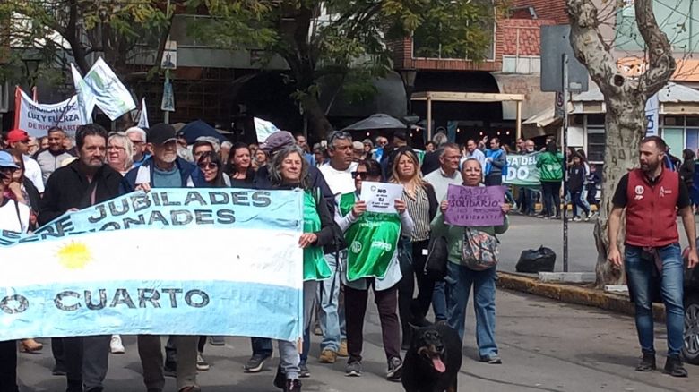 Cientos de jubilados marcharon en contra del veto por la ley de reforma jubilatoria 