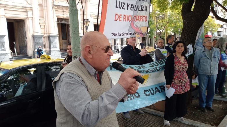 Cientos de jubilados marcharon en contra del veto por la ley de reforma jubilatoria 