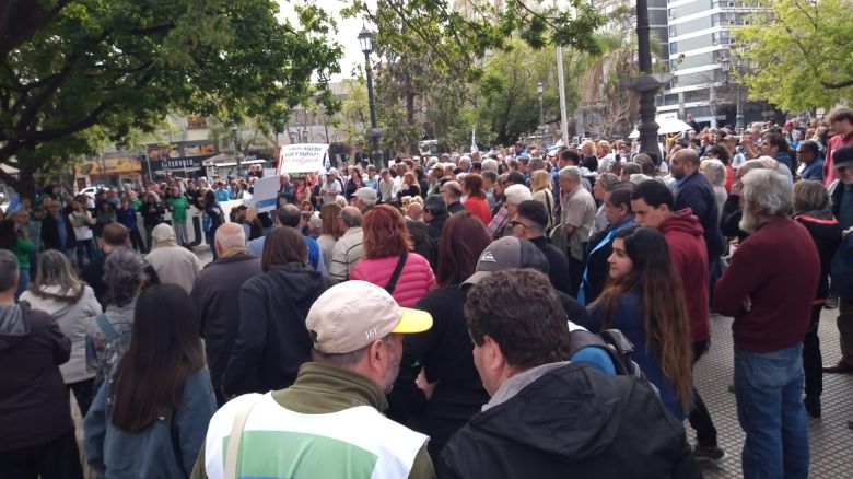 Cientos de jubilados marcharon en contra del veto por la ley de reforma jubilatoria 