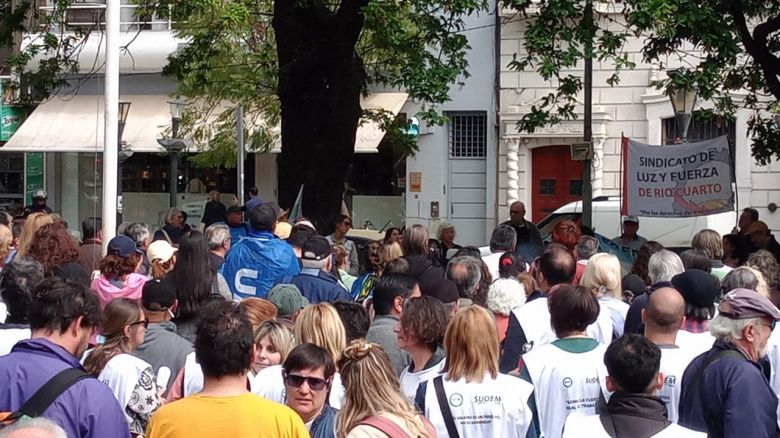 Cientos de jubilados marcharon en contra del veto por la ley de reforma jubilatoria 