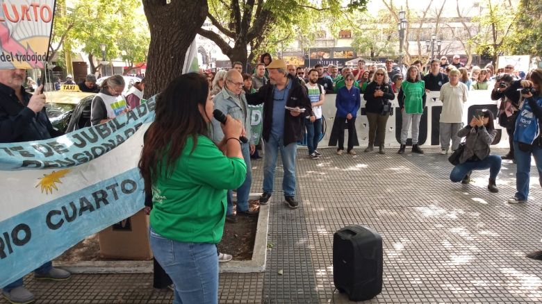 Cientos de jubilados marcharon en contra del veto por la ley de reforma jubilatoria 